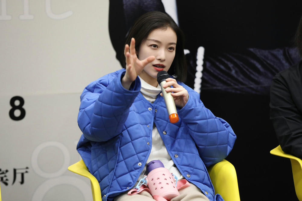 倪妮绗缝棉服搭宽松毛裤，气质太好无惧女神包袱 时尚 第2张