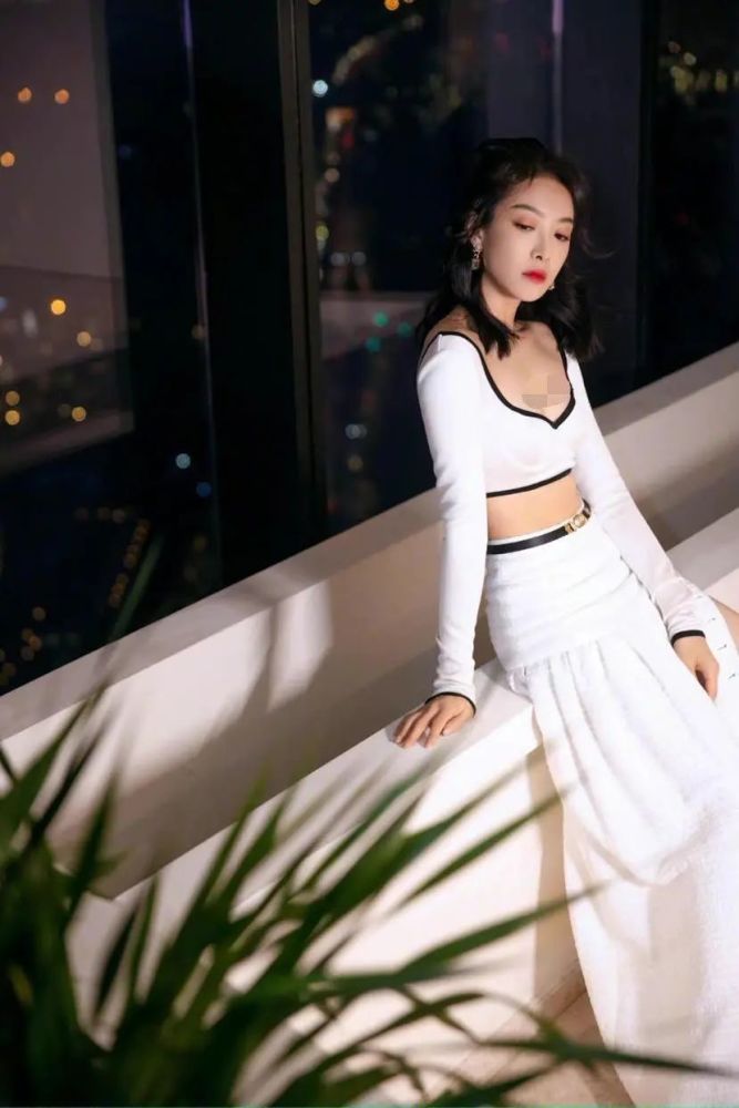 宋茜穿白底黑边露脐套裙，妩媚风情与典雅韵味并存 时尚 第3张