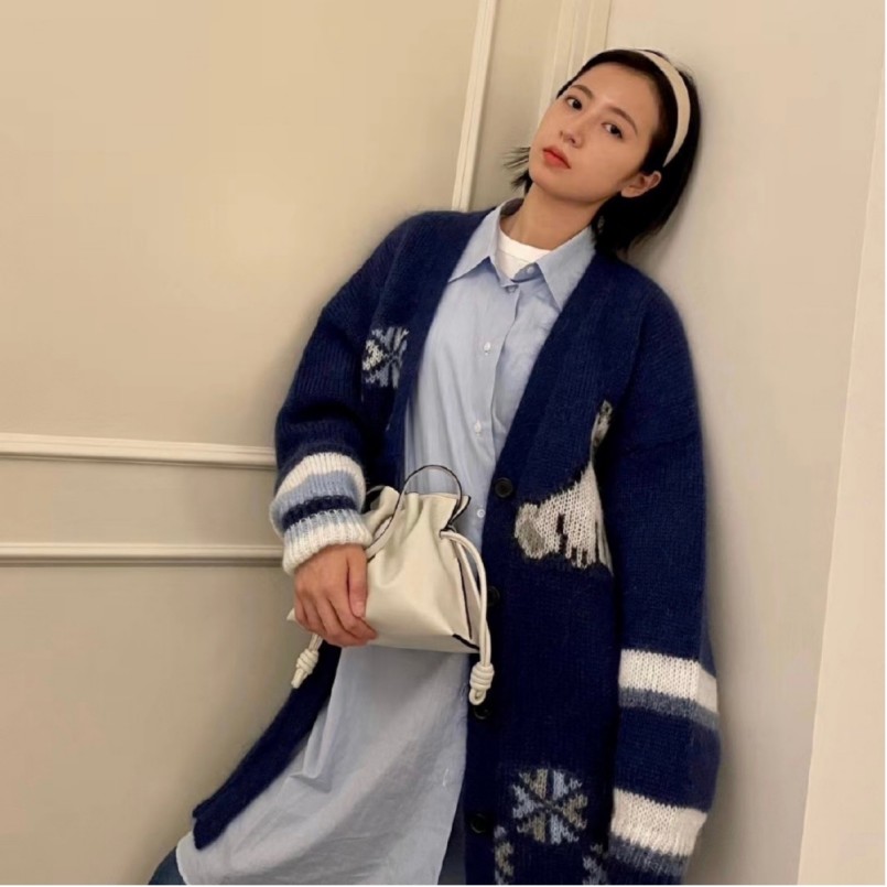孟美岐配连衣裙穿开衫毛衣高级感满满，郑爽拼色款清新靓丽 明星搭配 第1张