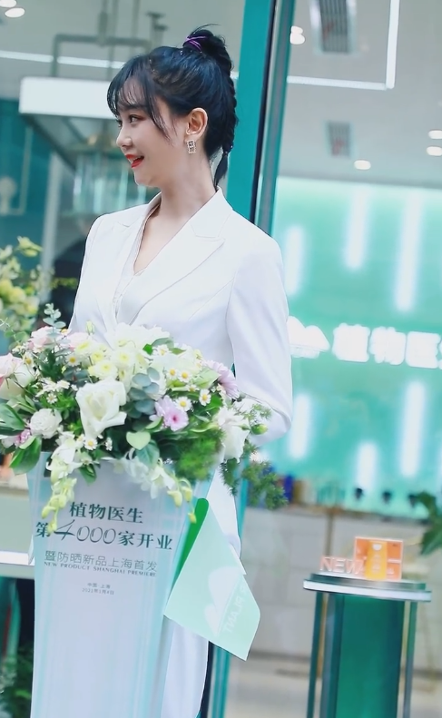 海陆一身纯白造型，像极了霸道总裁范 时尚 第3张