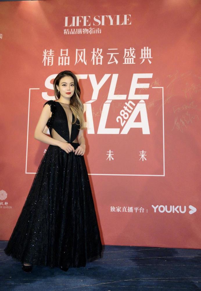 容祖儿真空穿黑色连衣裙亮相潮流感爆棚，美出新高度 明星搭配 第4张