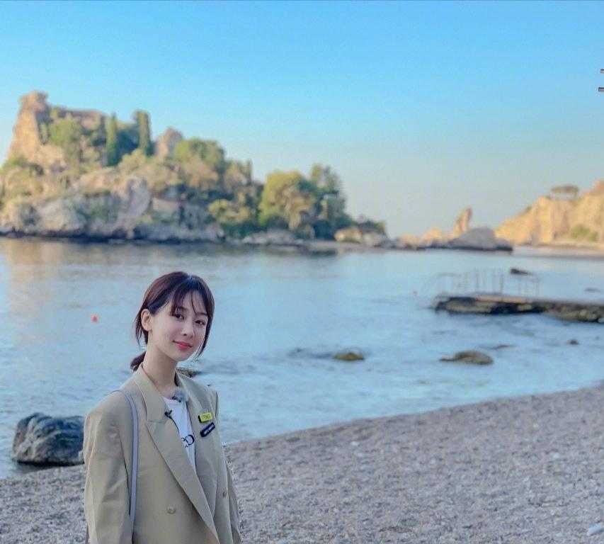 杨紫穿西服搭配印花半身裙简约洋气，漂亮大方 明星搭配 第3张