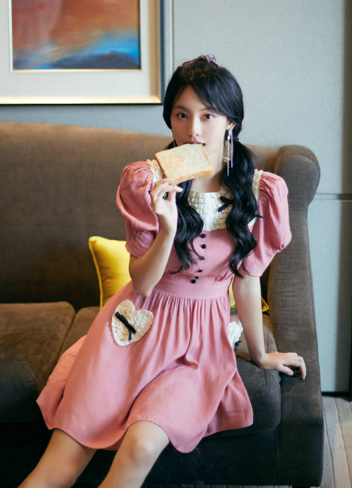 张嘉倪一袭少女装可爱甜美，越活越年轻 明星搭配 第3张