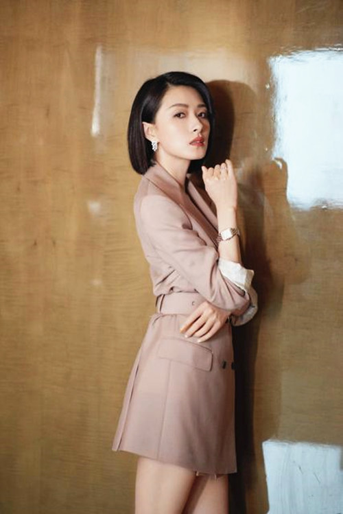 万茜红色外套配A裙 匀称美腿气质抢镜 时尚 第6张