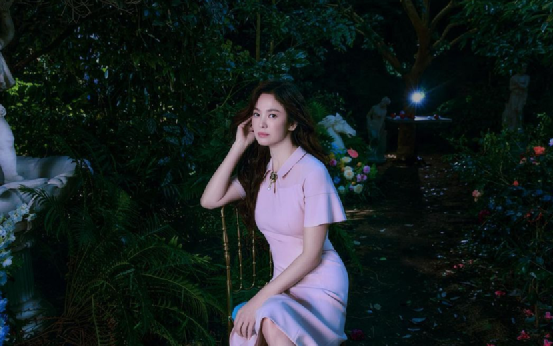 宋慧乔波浪卷发优雅动人，一双美腿格外耀眼 时尚 第4张