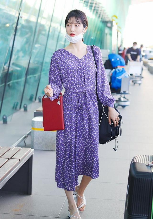 申艺恩穿华丽连衣裙展示少女气质，向粉丝们挥手致意 街拍潮人 第2张