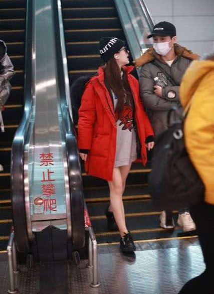 赵露思穿红羽绒服走机场，灰色印花卫衣减龄可爱 街拍 第4张