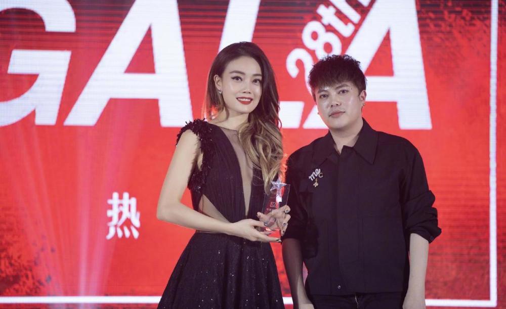 容祖儿真空穿黑色连衣裙亮相潮流感爆棚，美出新高度 明星搭配 第3张