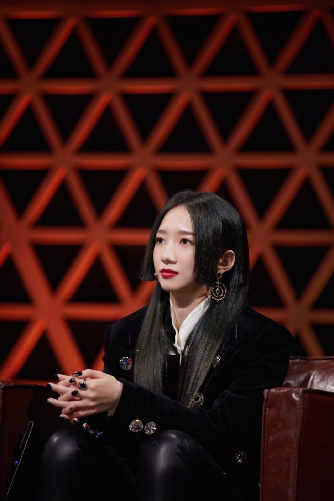 孟美岐穿孔雀绿高定礼裙 戴奢华珠宝明艳动人 时尚 第1张