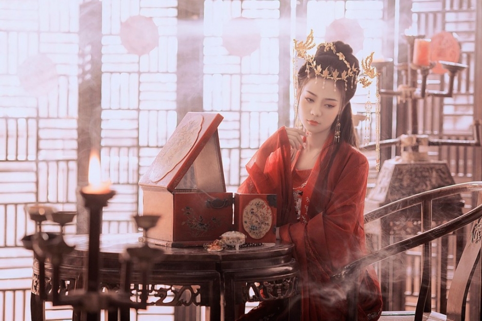 穿红色汉服嫁衣的美女模特优雅中国风图片写真 美女图片 第1张