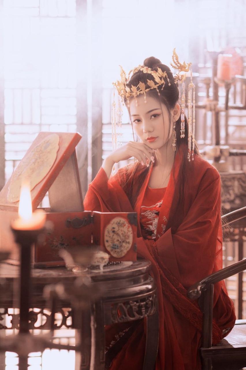 穿红色汉服嫁衣的美女模特优雅中国风图片写真 美女图片 第1张