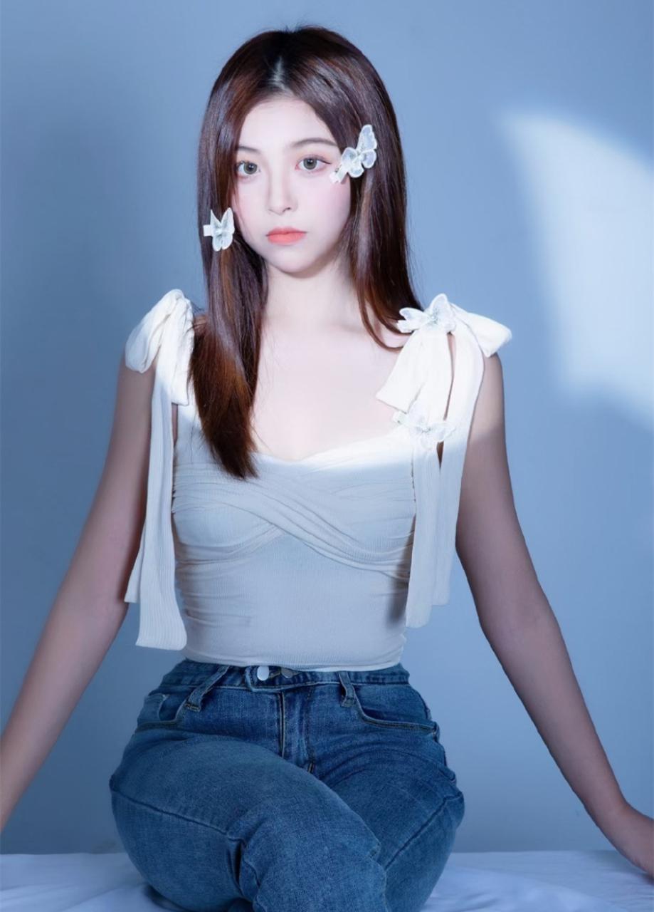 有点像范冰冰的白皙大眼睛小姐姐唯美私房艺术写真 美女图片 第1张