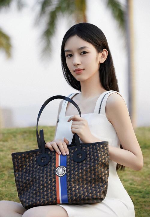 95后小花章若楠、周也演绎Tote手袋主题大片，满屏的青春气息 时尚 第7张