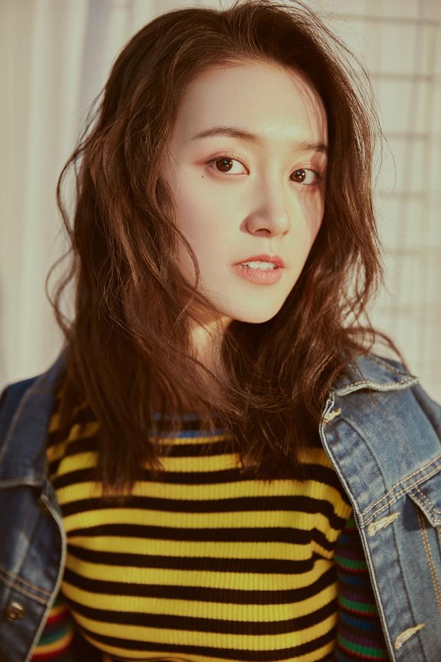 蒋依依穿少女装脸蛋很有女人味，长大后更妖媚了 时尚 第1张