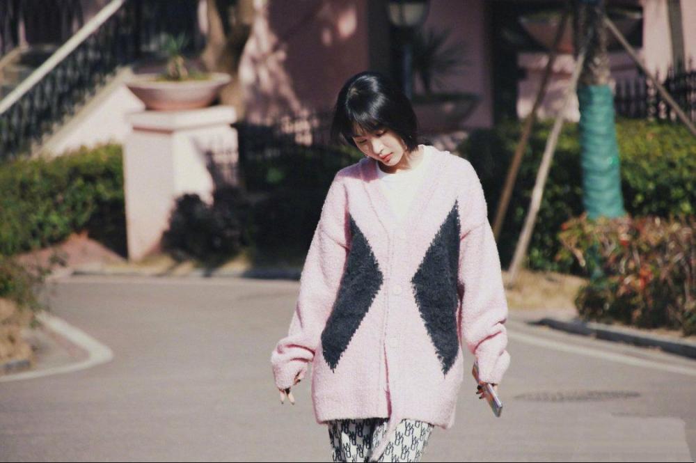 李菲儿穿针织衫配睡裤小区楼下放风，休闲居家慵懒随意太接地气 时尚 第3张