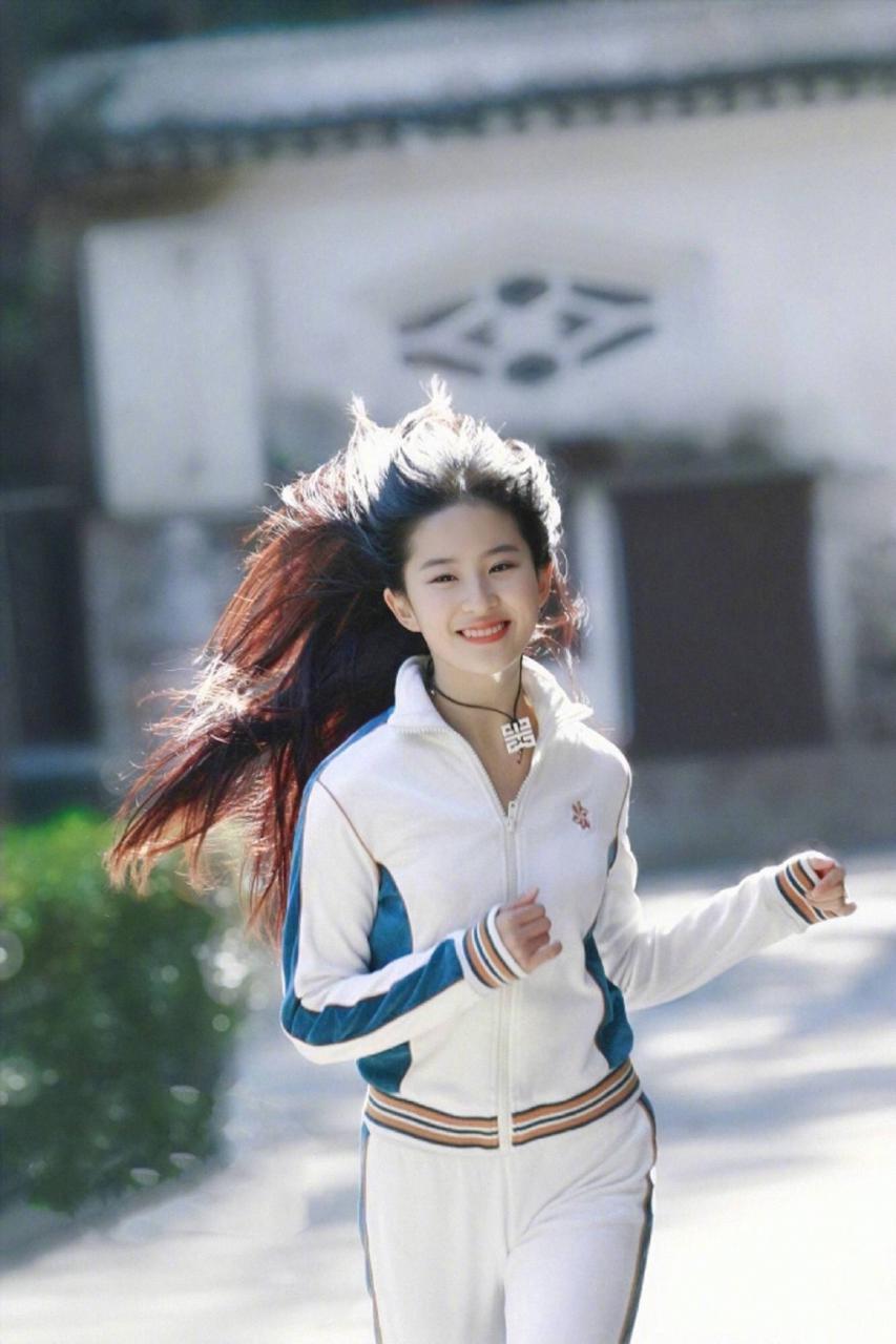 刘亦菲运动风随性街拍旧照欣赏 街拍 第1张