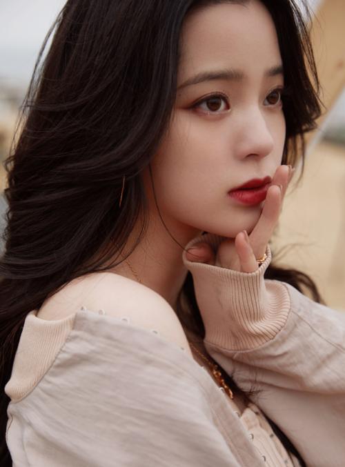 欧阳娜娜穿衣越来越大胆？挑战15cm内搭秀身材，外套滑落时看的脸红 时尚 第1张