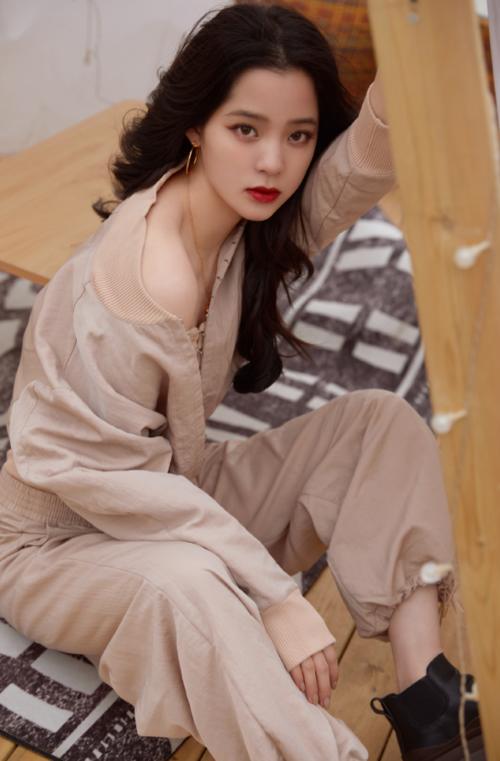 欧阳娜娜穿衣越来越大胆？挑战15cm内搭秀身材，外套滑落时看的脸红 时尚 第3张