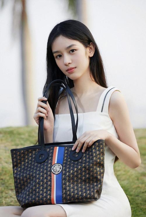 95后小花章若楠、周也演绎Tote手袋主题大片，满屏的青春气息 时尚 第8张
