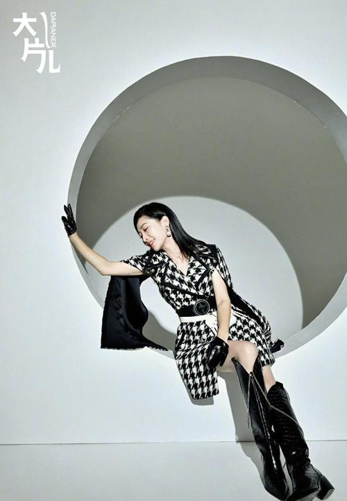 “安陵容”陶昕然现代装酷炫中还带点媚，和古风造型风格完全不同 明星搭配 第8张