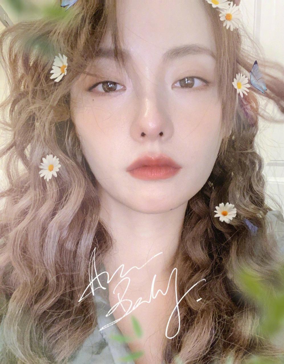 张嘉倪一袭少女装可爱甜美，越活越年轻 明星搭配 第1张