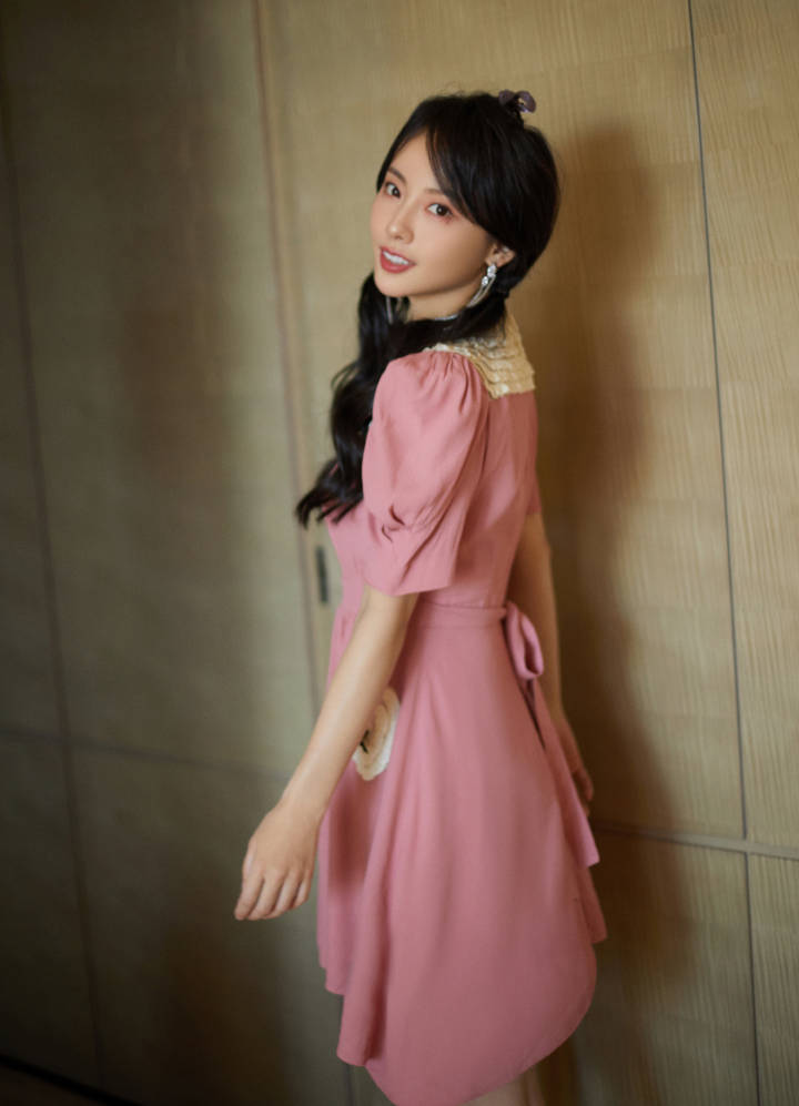 张嘉倪一袭少女装可爱甜美，越活越年轻 明星搭配 第5张
