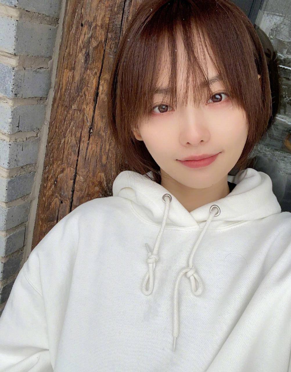 张嘉倪一袭少女装可爱甜美，越活越年轻 明星搭配 第2张