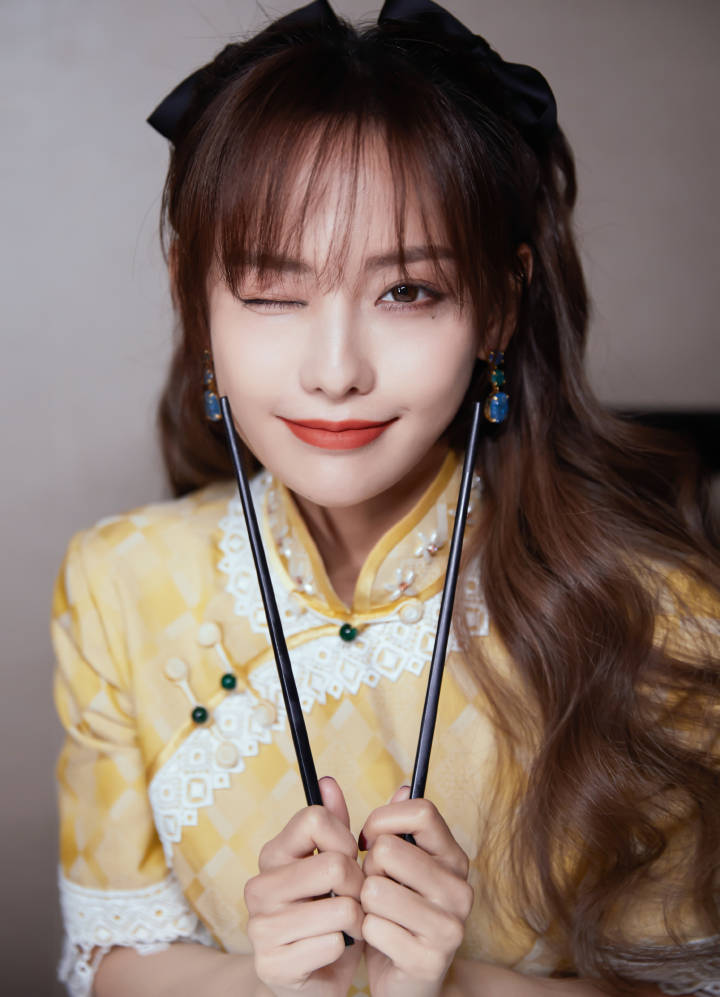 张嘉倪一袭少女装可爱甜美，越活越年轻 明星搭配 第11张