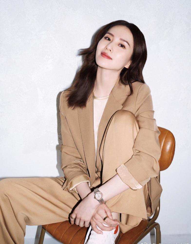 刘诗诗情人节穿紫色长裙温婉可人，披肩长卷发尽显优雅气质 明星搭配 第10张
