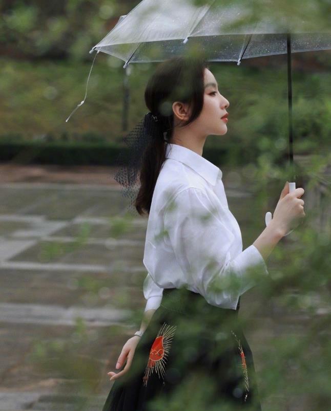 刘诗诗情人节穿紫色长裙温婉可人，披肩长卷发尽显优雅气质 明星搭配 第6张