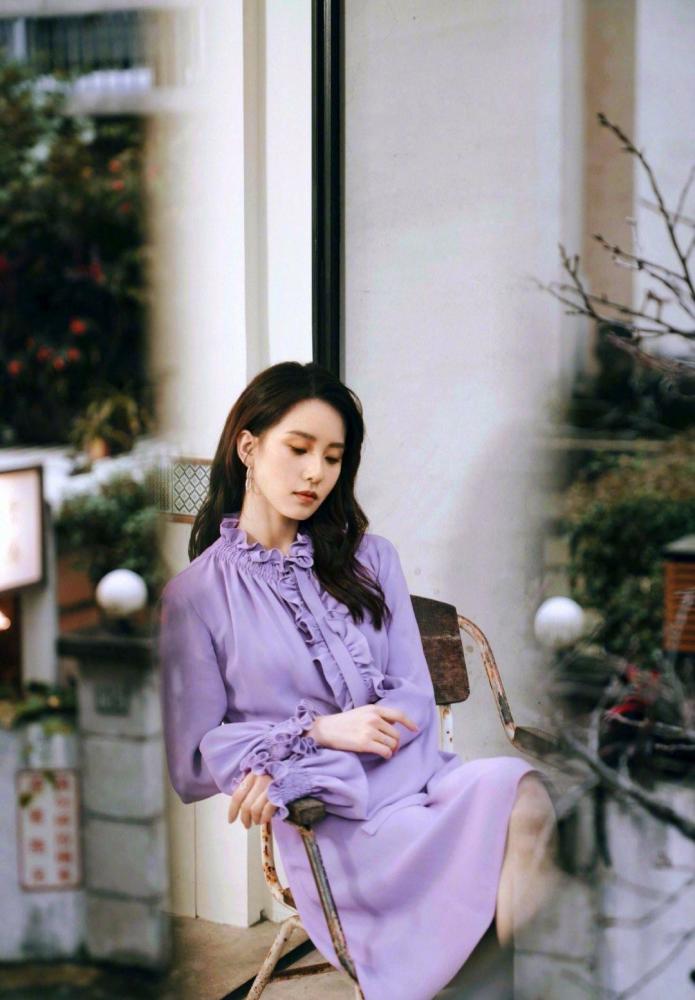 刘诗诗情人节穿紫色长裙温婉可人，披肩长卷发尽显优雅气质 明星搭配 第3张