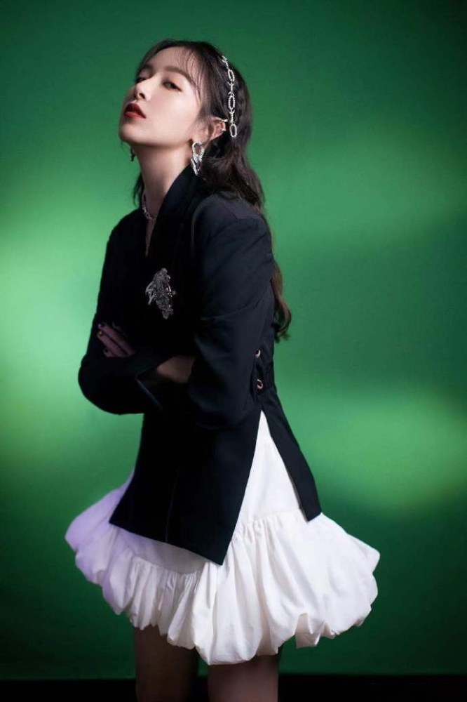 阚清子黑色西装搭配白色云朵裙干练柔美，长发红唇撩人 时尚 第3张