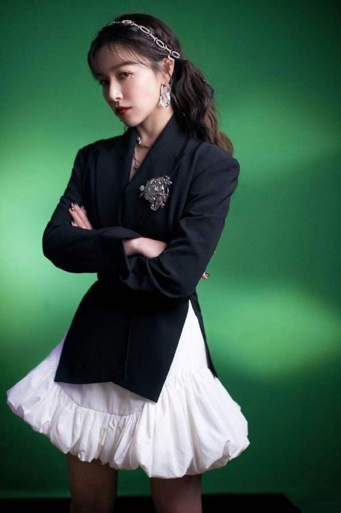 阚清子黑色西装搭配白色云朵裙干练柔美，长发红唇撩人 时尚 第2张