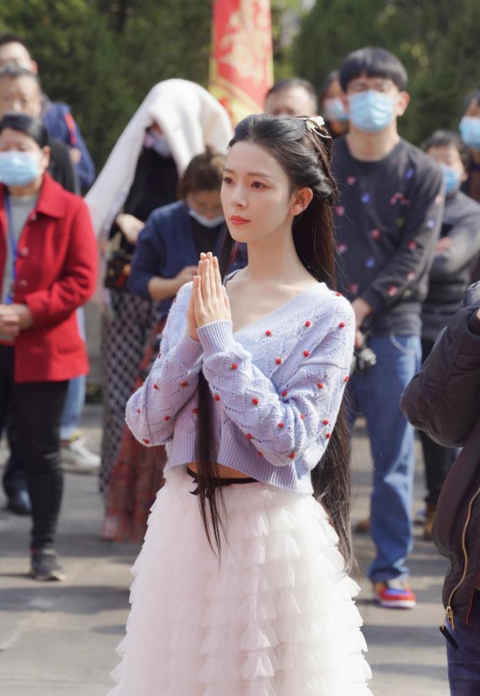 陈瑶好身材轻松驾驭露腰针织，清纯仙美随拍也超漂亮 明星搭配 第2张