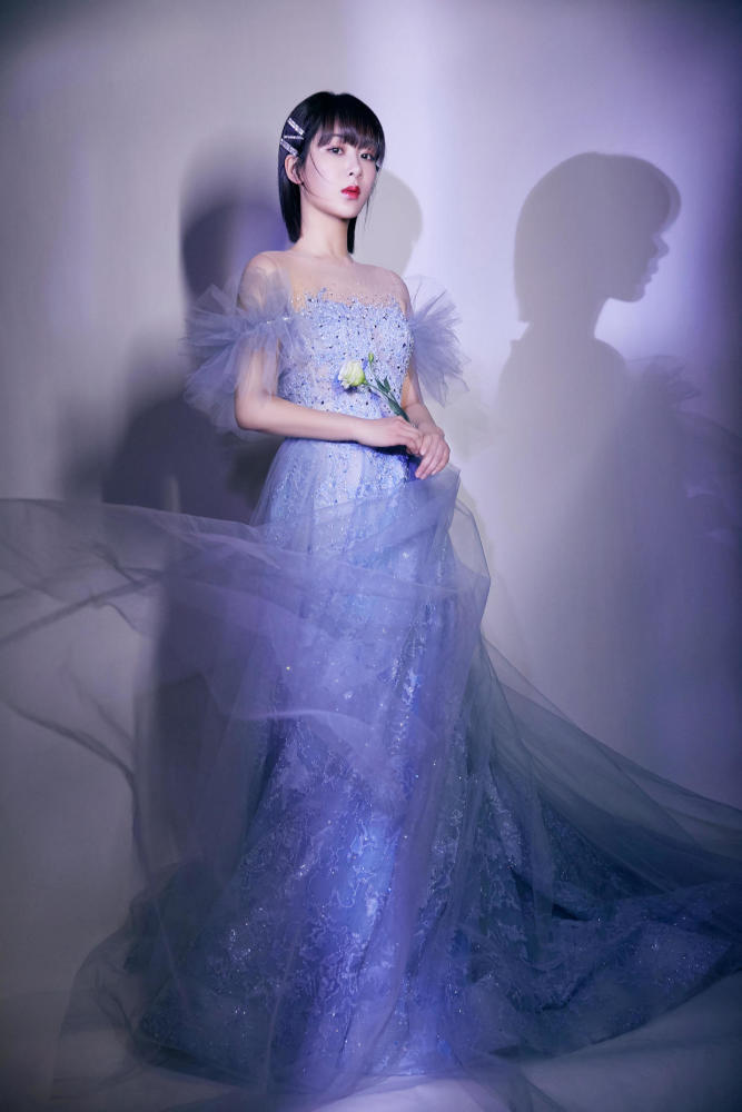 杨紫穿西服搭配印花半身裙简约洋气，漂亮大方 明星搭配 第6张