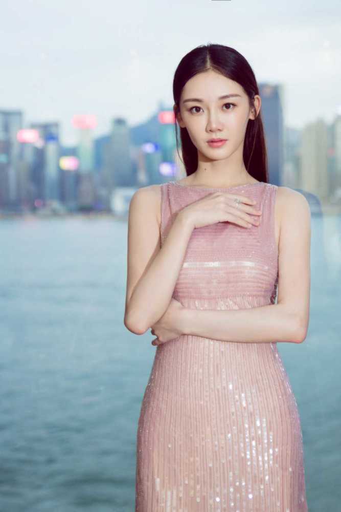 苗苗穿粉色亮片连衣裙优雅温柔，这气质真是优雅大方呀 时尚 第4张