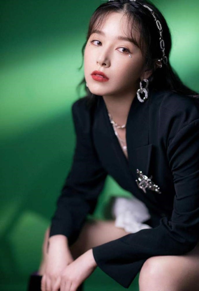 阚清子黑色西装搭配白色云朵裙干练柔美，长发红唇撩人 时尚 第5张