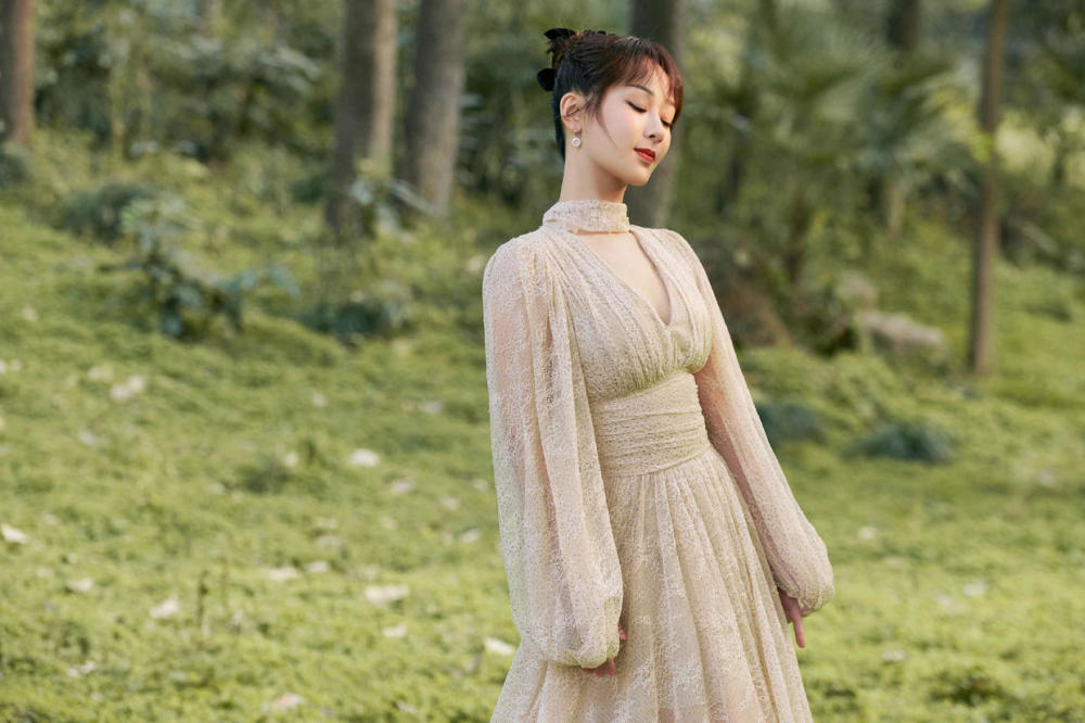 杨紫穿西服搭配印花半身裙简约洋气，漂亮大方 明星搭配 第9张