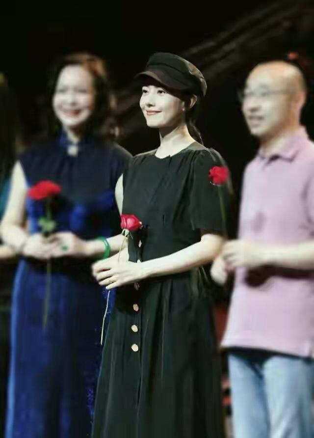 高圆圆一身黑造型搭配棕色挎包走机场，照样穿时髦爆 明星搭配 第8张