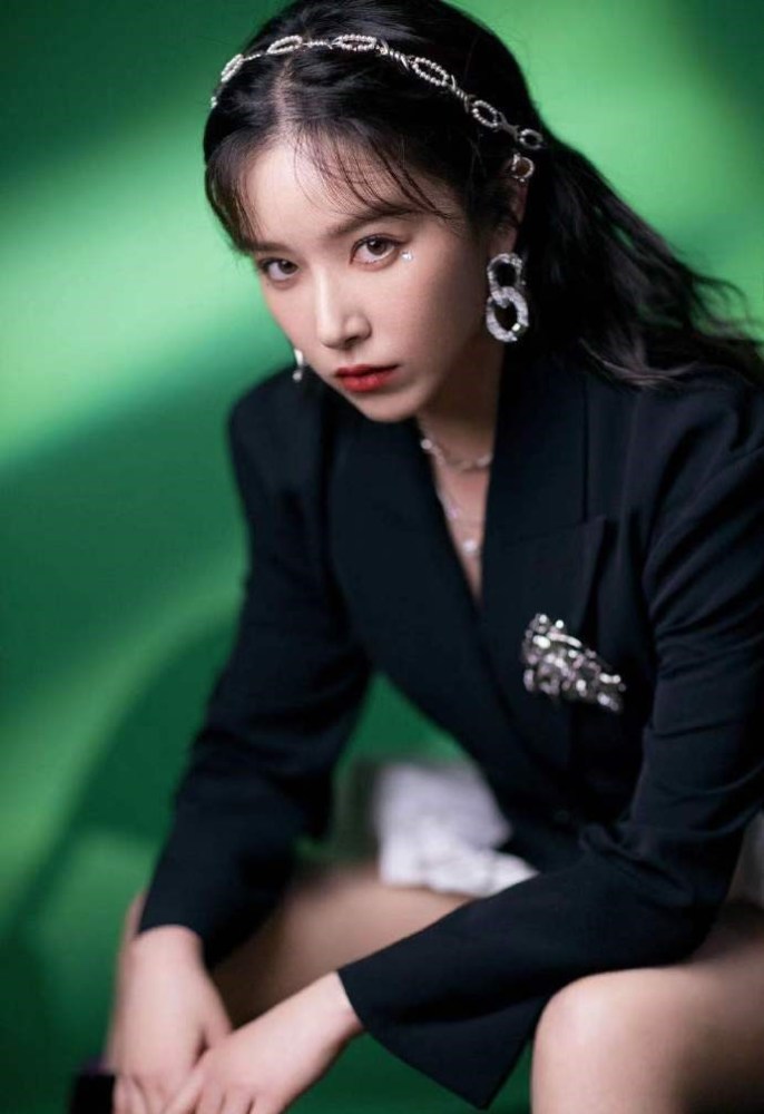 阚清子黑色西装搭配白色云朵裙干练柔美，长发红唇撩人 时尚 第6张