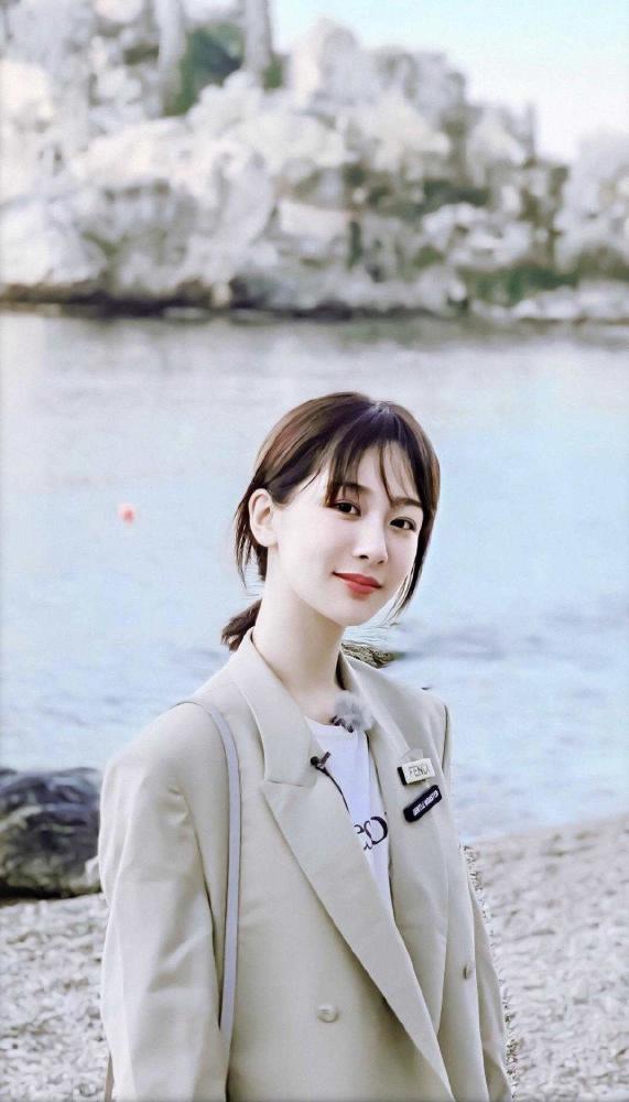 杨紫穿西服搭配印花半身裙简约洋气，漂亮大方 明星搭配 第4张