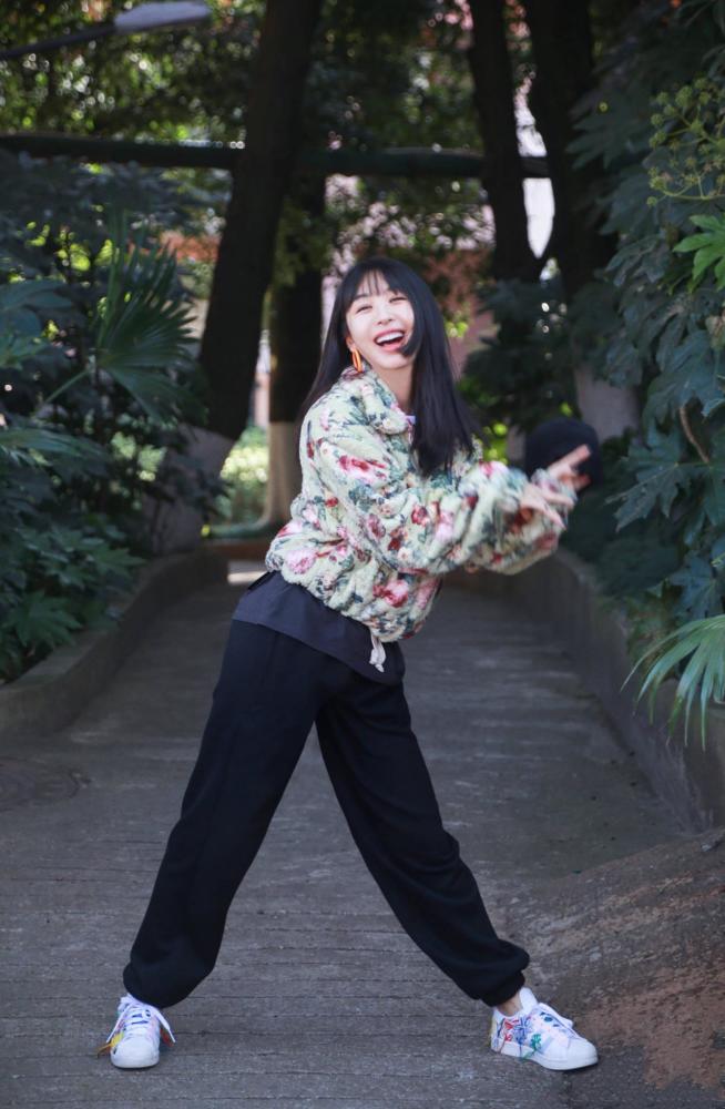 李菲儿穿针织衫配睡裤小区楼下放风，休闲居家慵懒随意太接地气 时尚 第7张
