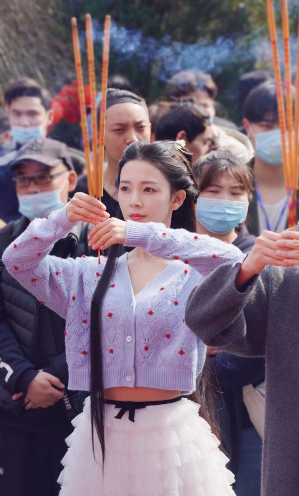 陈瑶好身材轻松驾驭露腰针织，清纯仙美随拍也超漂亮 明星搭配 第1张