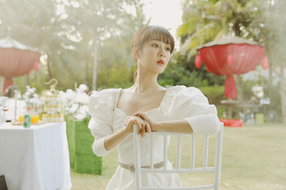 杨紫穿西服搭配印花半身裙简约洋气，漂亮大方 明星搭配 第10张
