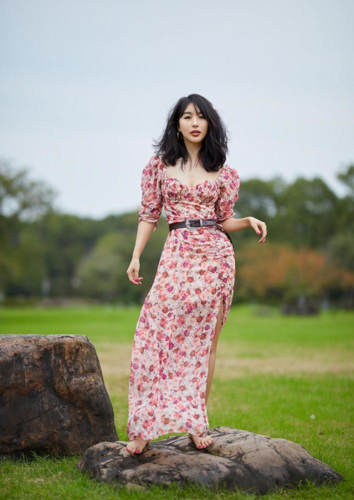 李菲儿穿针织衫配睡裤小区楼下放风，休闲居家慵懒随意太接地气 时尚 第9张