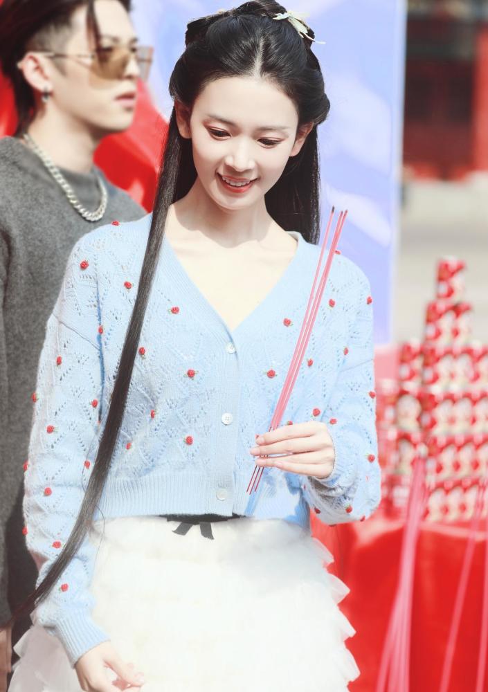 陈瑶好身材轻松驾驭露腰针织，清纯仙美随拍也超漂亮 明星搭配 第4张