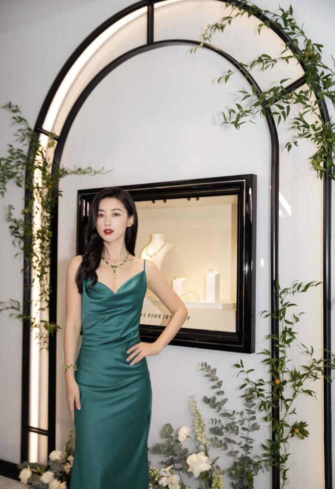 《大秦赋》中演技受争议，看朱珠示范欧美范儿穿搭 明星搭配 第5张