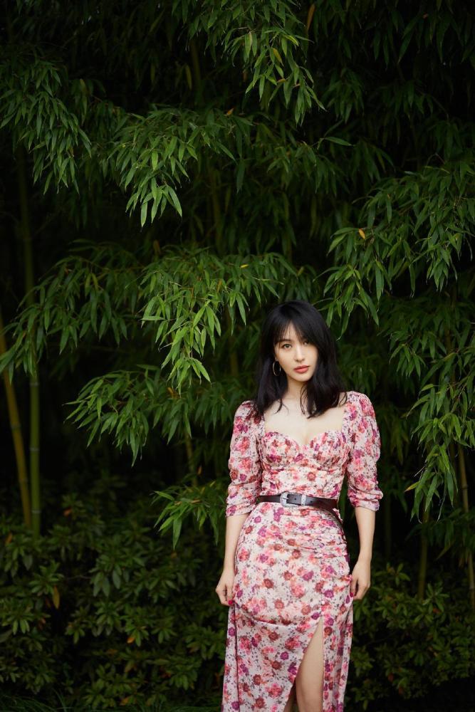 李菲儿穿针织衫配睡裤小区楼下放风，休闲居家慵懒随意太接地气 时尚 第10张