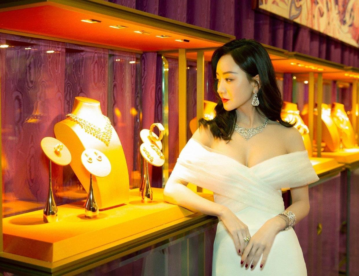 杨蓉穿白色连衣裙亮相，尽显少女气质 明星搭配 第2张