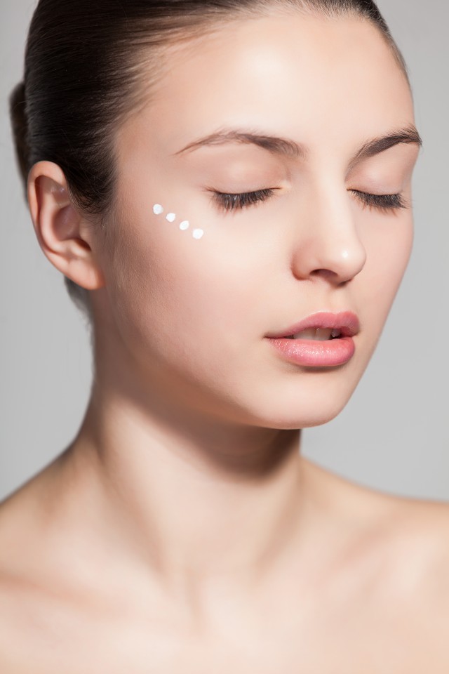 眼霜怎样使用能避免生脂肪粒 这些使用眼霜的正确方法 美容健康 第2张